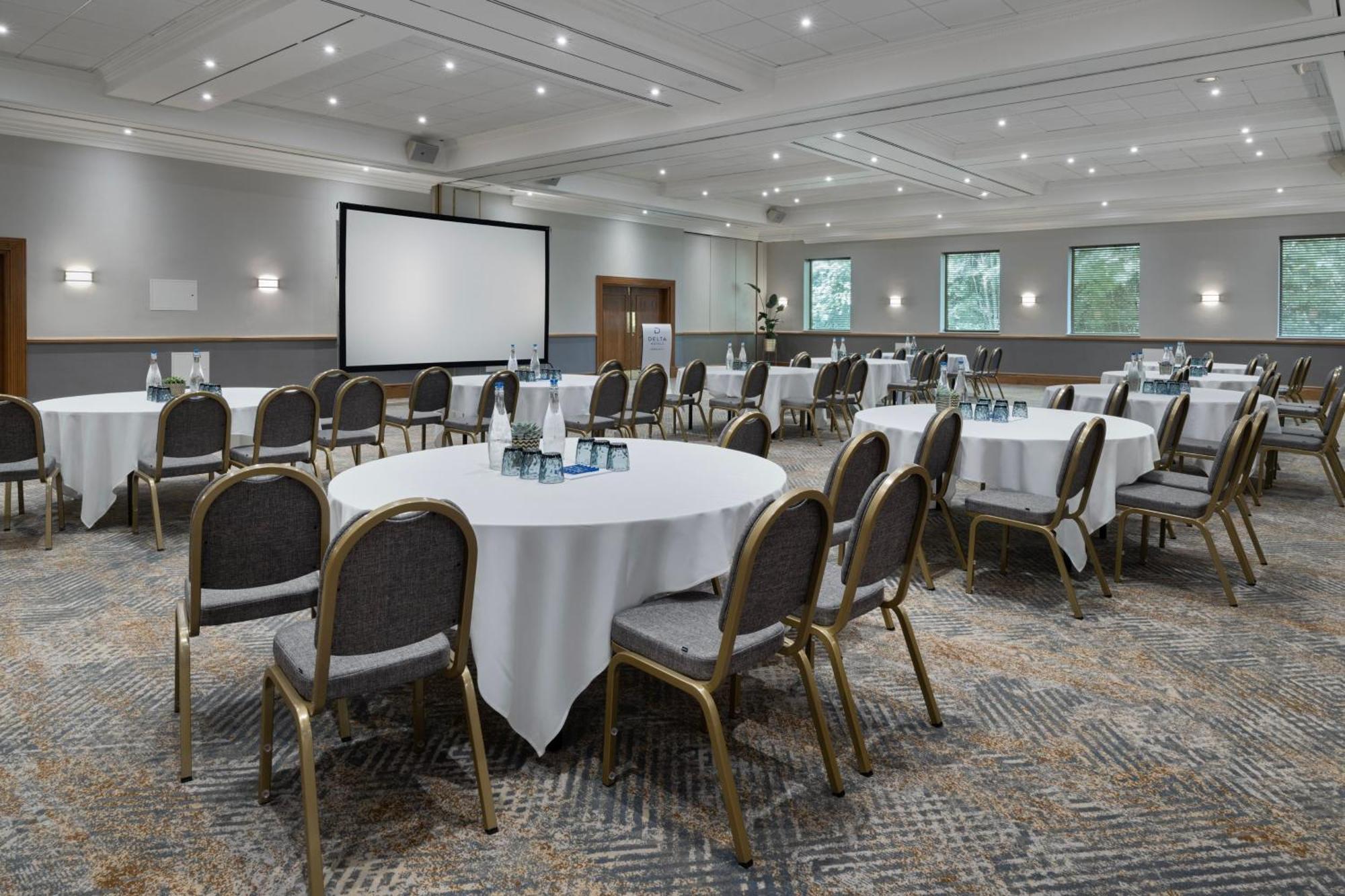 Delta Hotels By Marriott Swindon Extérieur photo
