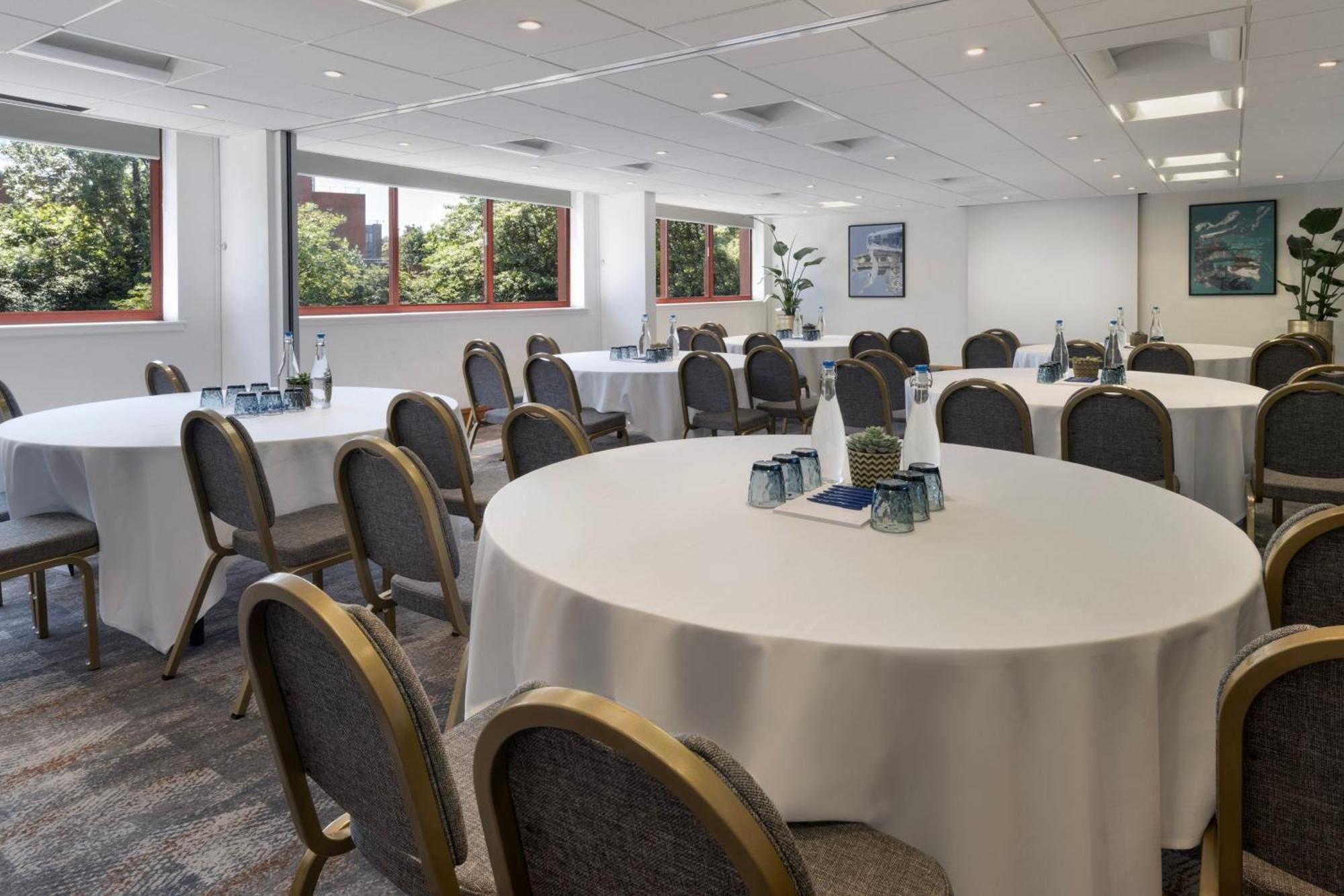 Delta Hotels By Marriott Swindon Extérieur photo