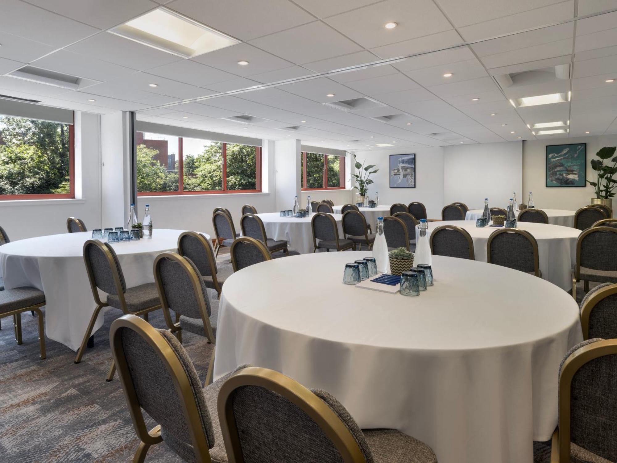Delta Hotels By Marriott Swindon Extérieur photo