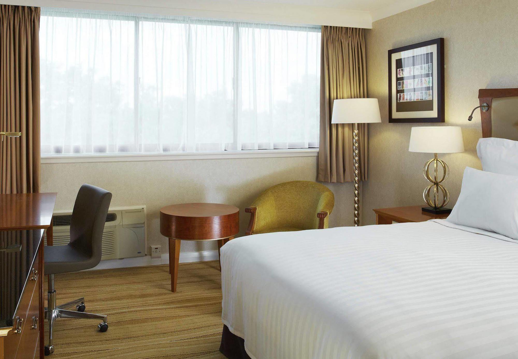 Delta Hotels By Marriott Swindon Extérieur photo